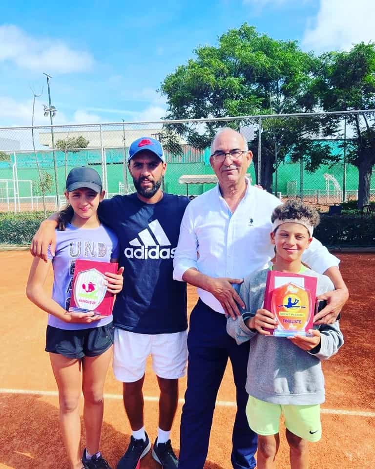 Président M. HAMADOU ave les vainqueurs du tournoi des jeues